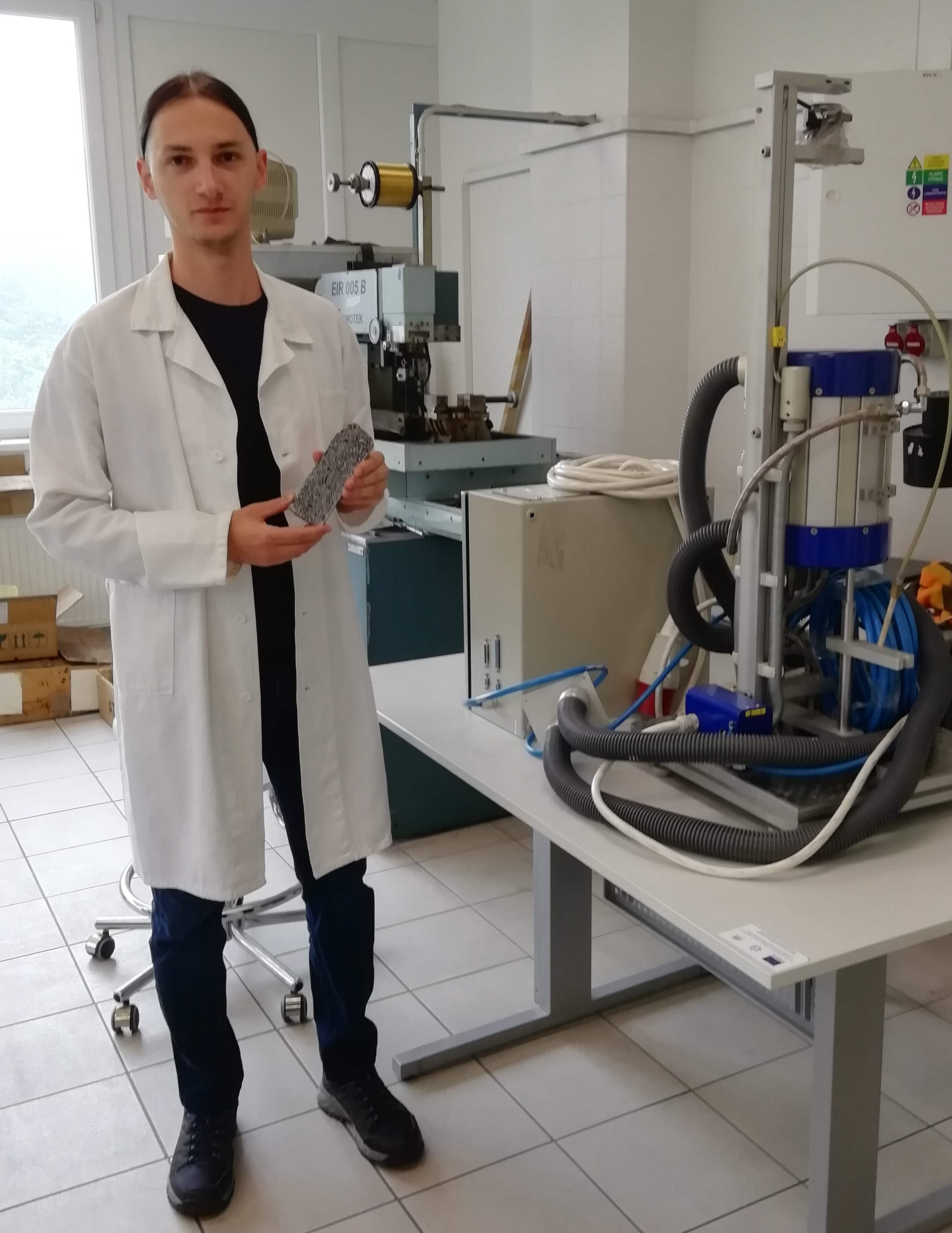 Štipendista z Chorvátska skúma hlinníkové peny na ÚMMS SAV