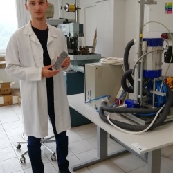 Štipendista z Chorvátska skúma hlinníkové peny na ÚMMS SAV